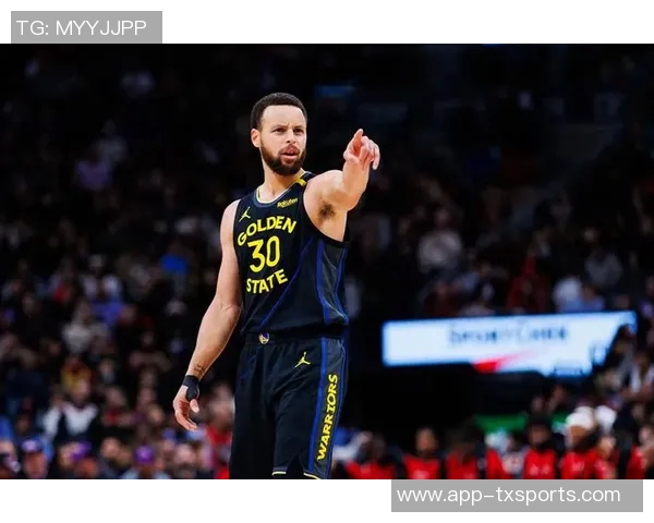 库里半场表现亮眼砍下15分5板4助助力球队取得领先