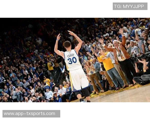 比赛中库里鼓励波杰姆斯基果断出手尽情发挥展现自我投篮风格